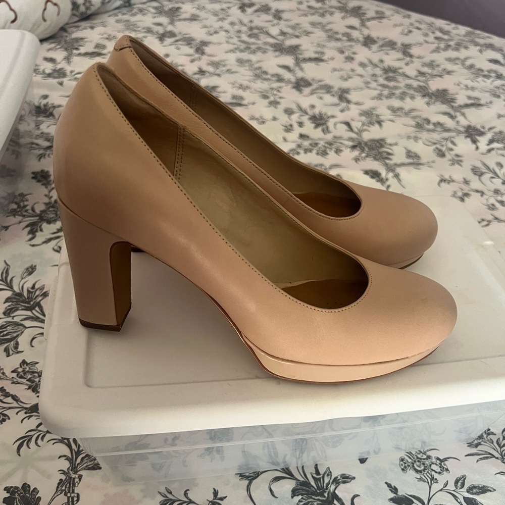 Clark’s Leather Beige Pink Closed Heels